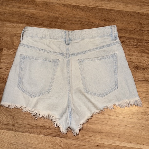 Pacsun light blue jean shorts with small rips at bottom size 27 - Picture 2 of 3